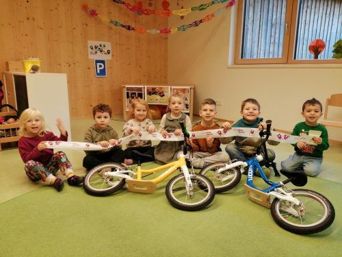 Die Kinder der Lernwerkstatt Brunnenfeld freuen sich über zwei neue Whoom Laufräder. Lernwerkstatt Brunnenfeld