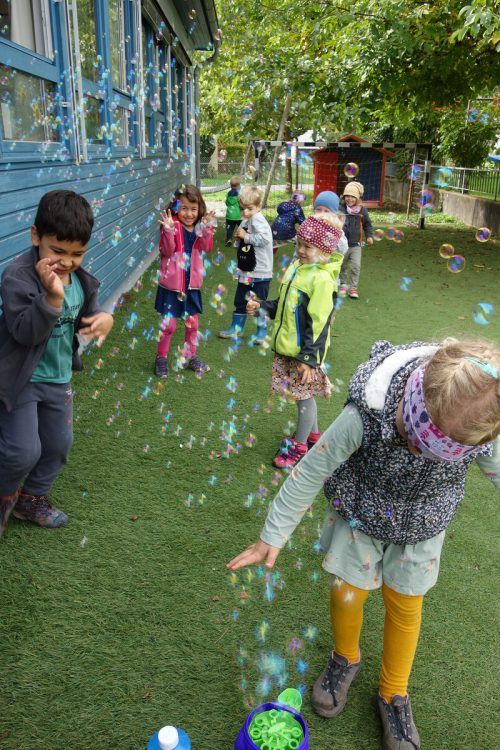Die Kinder genießen die Zeit im Harder Naturhaus Hölzele.