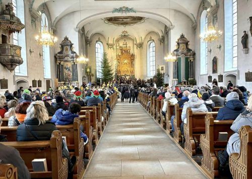 Die Kirche war bis auf den letzten Platz gefüllt.