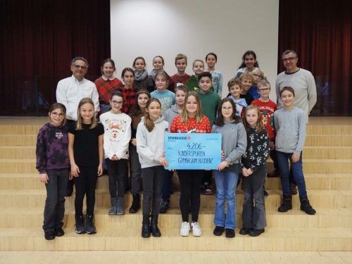 Die Klasse 1ga mit Direktor Gerald Fenkart und Ernst Aßmann. Gymnasium Bludenz