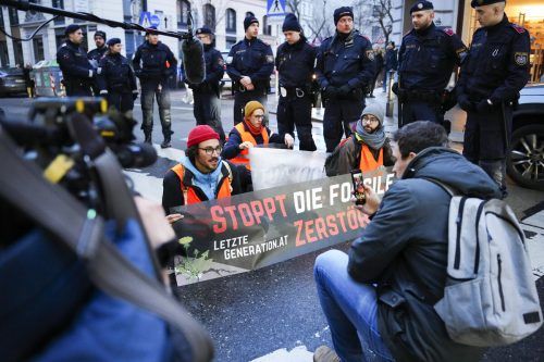Die Klimaaktivistinnen und -aktivisten der Organisation „Letzte Generation“ starteten ihre Protestwoche gestern vor Schulen in Wien. apa