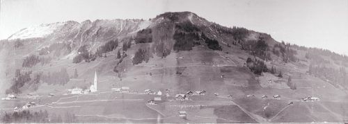 Die Ortschaft Mittelberg in einer frühen Panoramaaufnahme (um 1890) von Hippolyt von Klenze (1849-1892). Vorne in der Bildmitte das repräsentative Haus des Vorstehers Gedeon Fritz.
