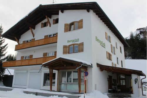 In Warth soll die Pension Bergrösli einem Projekt mit Restaurant, Sportgeschäft, Appartements usw. weichen. stp