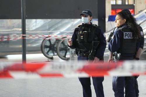 Die Polizei hat den Tatort abgeriegelt. Die Ermittlungen zum Tathergang laufen.  AP