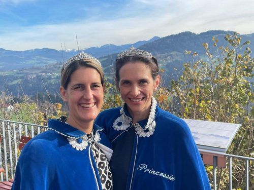 Die Prinzessinnen Gabriela und Alexandra freuen sich mit den Fluhar Nollatrüllar auf den Ball am 21. Jänner.