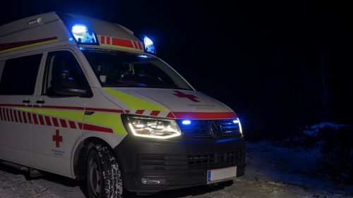 Die Rettung lieferte den Verletzten ins Landeskrankenhaus Feldkirch ein.   Symbol/Polizei