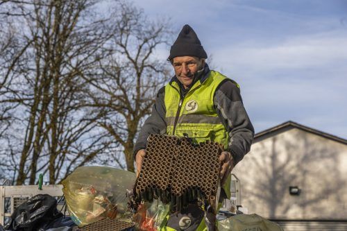 Die Spuren einer Silvesternacht. Bruno Gasperini zeigt, was sich alles auf den Straßen von Dornbirn gefunden hat.  VN/Paulitsch