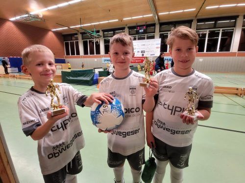 Die U7, U8 und U9 Teams freuen sich auch „ohne Wertung“ über die kleinen Turnierpräsente beim Spark7 Nachwuchshallenturnier in Lochau.  bms/2