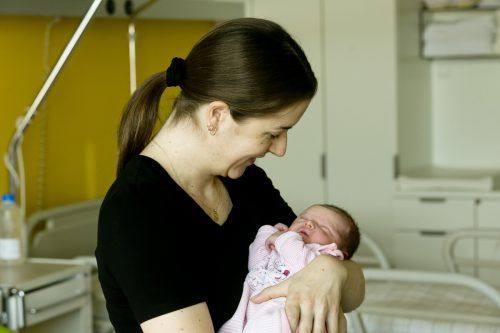 Neujahrsbaby Ida Andrea kam schon in den neuen Geburtsräumlichkeiten des Dornbirner Spitals zur Welt. khbg/mathis