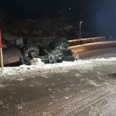 Mit Streuwagen auf Abhang überschlagen