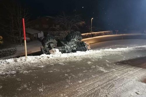 Die Zugmaschine hatte sich überschlagen.  Ortsfeuerwehr latschau