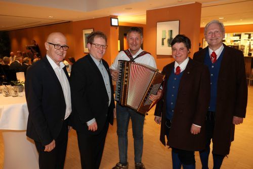 Dieter Oberhöller, Pfarrer Fabian Jochum, Musiker „Luggi“, Sabine Tschofen und Neo-Obmann Martin Jussel. AME