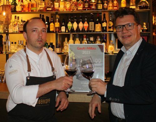 Dir. Marc Baldauf konnte zu seinem Einstand im Hotel Biberkopf mit seinem Küchenchef Philip Lochmann auf zwei Gault-Millau-Hauben anstoßen.