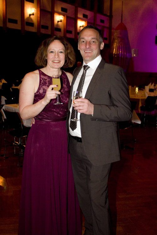 Doris und Andreas Ölz beim Sekt­empfang.