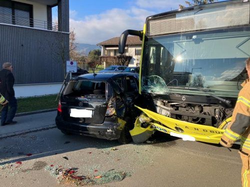 Durch den Zusammenstoß wurden beide Fahrzeuge erheblich beschädigt. Feuerwehr Lustenau