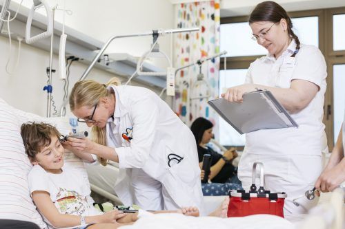 Edda Haberlandt bemüht sich stets um die bestmögliche Behandlung und Betreuung ihrer jungen Patienten.