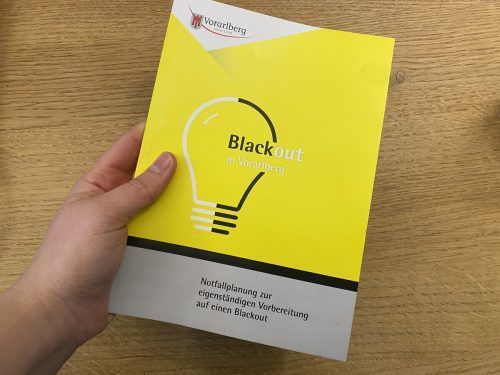 Ein Broschüre mit wertvollen Infos für einen Blackout geht an alle Vorarlberger Haushalte.  VOL/Mayer