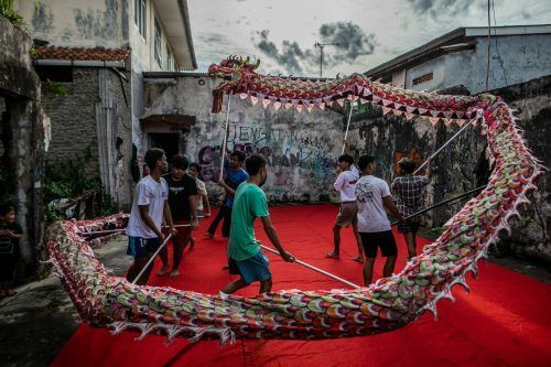 Eine Drachentanzgruppe in Bogor, Indonesien, übt für ihren Auftritt bei den Feierlichkeiten zum Mondneujahr am 22. Jänner. AFP