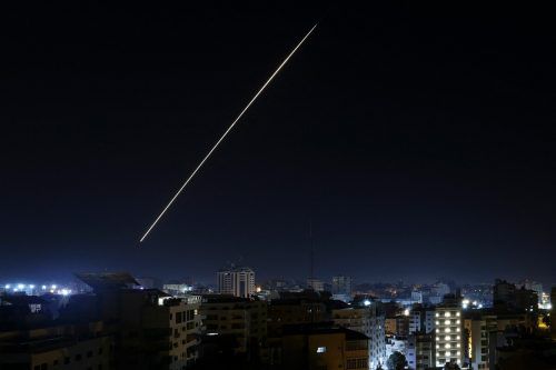 Eine Langzeitbelichtung zeigt ein Geschoss, das Freitagfrüh aus Gaza-Stadt in Richtung Israel abgefeuert wurde. AFP