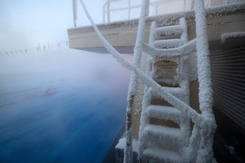 Eisige Nachttemperaturen um minus 25 Grad Celsius halten einige Russen nicht davon ab, im Moskauer Tschajka-Freibad zu schwimmen. AFP