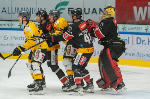 Enge Arbeit am Mann. Damit wollen Alex Caffi (r.) und die Pioneers auch in Laibach und Villach erfolgreich sein. ©Rothmund_Pioneers.hockey