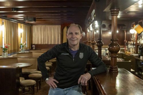 Er kann wieder lächeln und einen Treffpunkt bieten: Markus Hagen, alias „Pub Mäki“. VN/Paulitsch