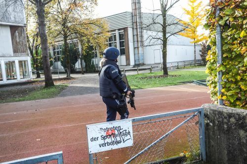 2022 rückte die Polizei wegen einer Amokdrohung zur Schule Haselstauden in Dornbirn aus.  vn/steurer, Polizei (2)