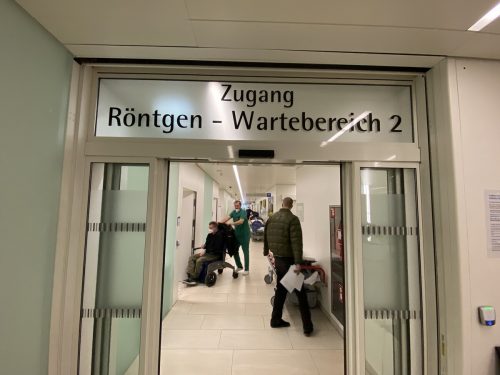 Bitte warten: Am LKH Bludenz sind laut Anfragebeantwortung derzeit 8,42 Stellen für Pfleger nicht besetzt.  VN