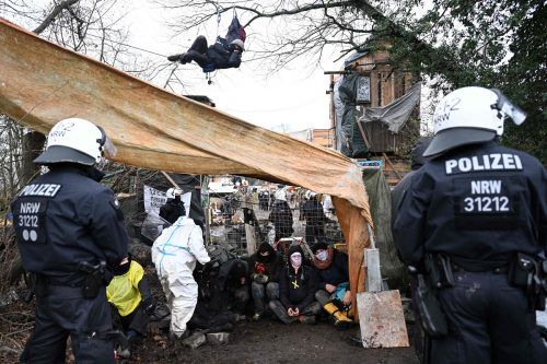 Hunderte Polizisten haben in Lützerath mit der Räumung des von Aktivisten besetzten Ortes begonnen.  