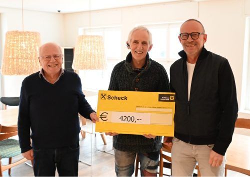 Bernd Brändle, Initiator der Spendenaktion, Elmar Stüttler von Tischlein deck dich und Franz Kopf, Obmann Wirtschaftsausschuss, bei der Übergabe. Gemeinde
