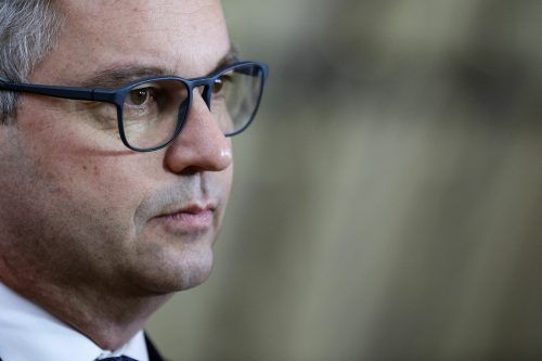 Finanzminister Magnus Brunner zog sich bei einem Sturz eine Kopfverletzung zu. Er befindet sich auf dem Weg der Besserung. AFP