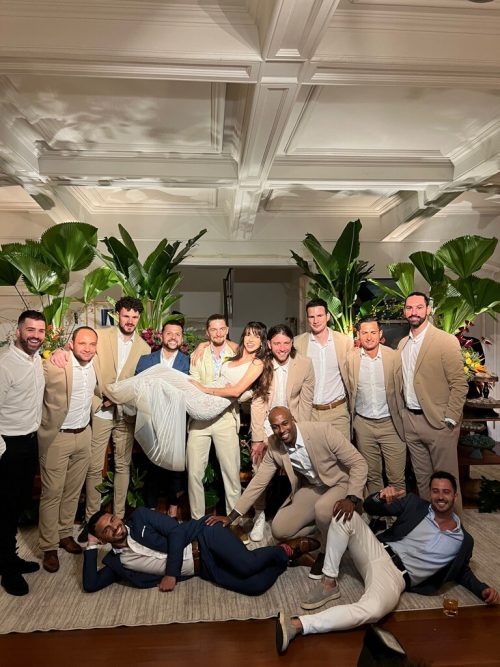 Franco Joppi und seine Frau Thais umringt von Trauzeugen und Freunden bei der Hochzeit in Rio de Janeiro. privat