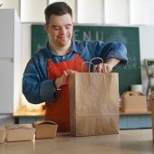 Junge Menschen in eine Arbeitsstruktur führen