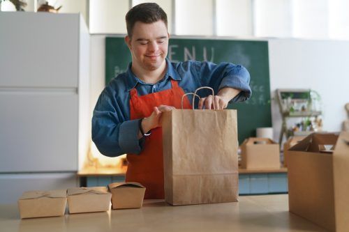 Für die jungen Menschen ist es wichtig, eine regelmä-ßige Arbeitsstruktur zu haben.  Shutterstock