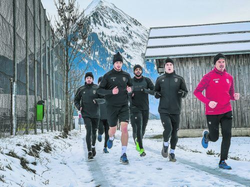Geschwitzt wurde bei Austria Lustenau nicht nur in der Sauna. Co-Trainer Martin Schneider führte eine Laufgruppe mit Hakim Guenouche (l.) an. Verein/Samuel Schwärzler