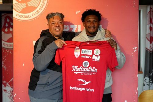 Gustavo Balotelli, mit Sportdirektor Eric Orie, präsentiert das Trikot des FCD. FCD