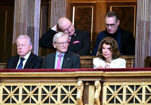 Hinter Franz Vranitzky, Wolfgang Schüssel und Brigitte Bierlein in der ersten Reihe nahmen Hubert Gorbach und Heinz-Christian Strache Platz.  APA/Roland Schlager