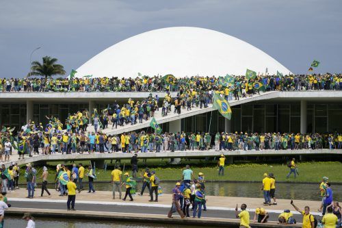 Hunderte Bolsonaro-Anhänger stürmten den Kongress in Brasilia. AP (2), Reuters