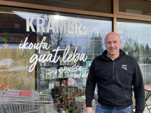"Ikoufa, guat leba, gnüssa im Dorf" ist das Motto von Klaus Kramers Dorfladen in Doren, den er vor fünf Jahren eröffnete. VN/Hummer