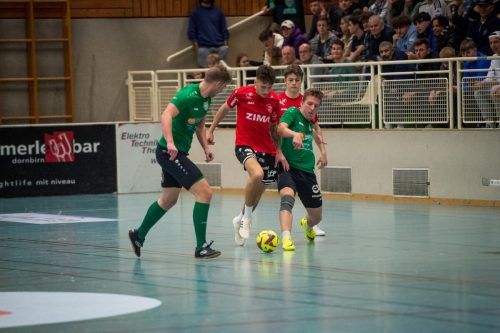 Im Wälderduell setzte sich VN.at-Eliteligaverein FC Rotenberg (in Rot) gegen Doren klar mit 4:1 durch. Rhomberg