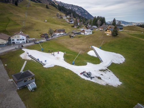 Foto vom 2. Jänner 2023. Schneearme Winter werden sich häufen. Die Sommerrodelbahn wird deshalb als alternativlos betrachtet.  VN/RP