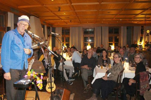 In einer neuen Rolle feierte Enkel Rich bei der Wälderness im fantastischen Ambiente von Hirschen’s feinem Musiksalon Premiere.