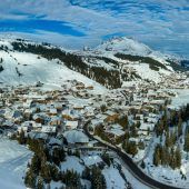 Schneebrettlawine reißt in Lech zehn Skifahrer mit