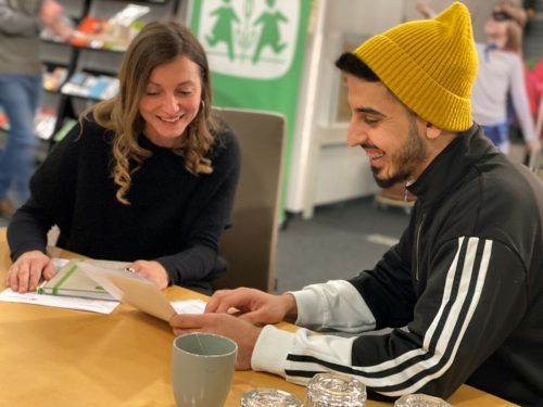 Jacqueline Oberauer und Taher Khalbash. Die Pädagogen nehmen sich Zeit für die Beratung der Jugendlichen. VN/PEM