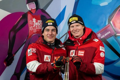 Jakob Greber und Vincent Wieser jubeln nach der Team-Kombination über die Bronzemedaille bei der Junioren-WM in St. Anton. gepa