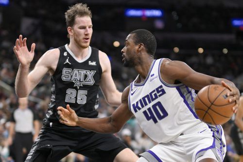 Jakob Pöltl feierte seinen 200. Startformationseinsatz für San Antonio. ap
