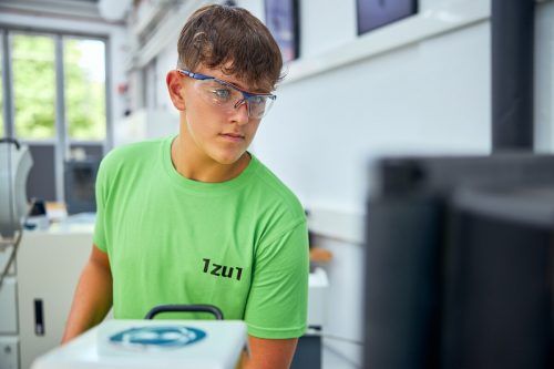 Jonas Breuder ist fasziniert von der Ausbildung zum Kunststoffverfahrenstechniker bei 1zu1-Prototypen.  Darko Todorovic
