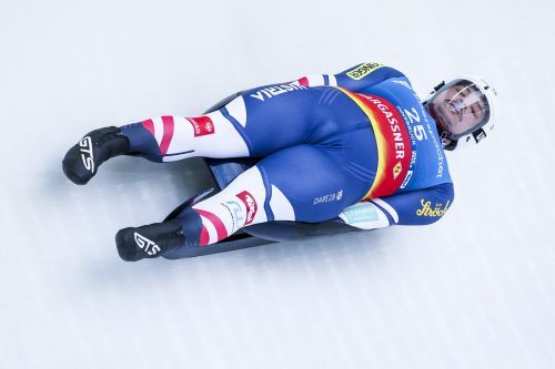 Jonas Müller fährt nach seinem Sturz mit einer neuen Schale, die allerdings baugleich zur alten ist und keine Nachteile bringt. Apa, AP (2)