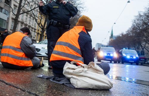 Ab Montag wollen die Klimakleber den Morgenverkehr blockieren.  APA