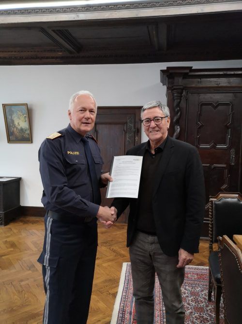 Landespolizeidirektor Hans-Peter Ludescher und Bürgermeister Wolfgang Matt unterzeichneten die Verwaltungsvereinbarung.  Stadt Feldlkirch